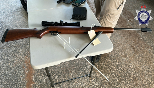 Um funcionário público, a sua esposa e os diretores de uma empresa de construção foram acusados ​​de crimes de fraude e corrupção. O trio do Território do Norte é acusado pela AFP de estar envolvido numa conspiração para influenciar a adjudicação de concursos à sua empresa por parte do Departamento de Defesa, no valor de quase 71 milhões de dólares.