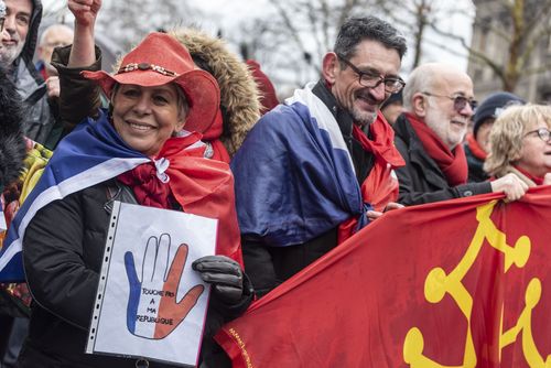 Thousands of 'red scarf' protesters have marched through Paris, demonstrating against 'yellow vest' violence.