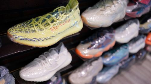Les chaussures Yeezy fabriquées par Adidas sont exposées chez Kickclusive, un magasin de revente de baskets, à Paramus, NJ, le mardi 25 octobre 2022. 