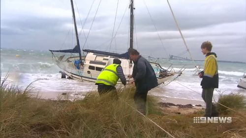 Yachts were smashed in the powerful storm front, snapped off their moorings off Rockingham’s foreshore. (9NEWS)