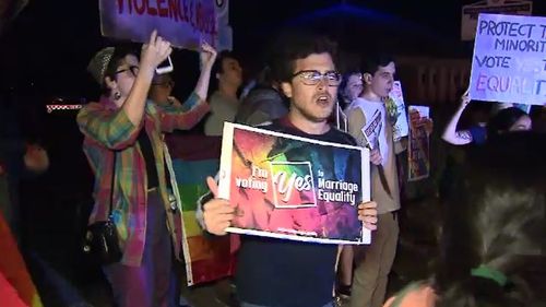 The Yes and No campaigners clashed at the protest. (9NEWS)