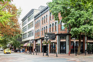 Exterior of The Lamplighter Public House at the junction of Water street and Abbot Street in the Gasgown area of Vancouver, Canada. The Lamplighter is the oldest pub in Vancouver, having been established in 1925.