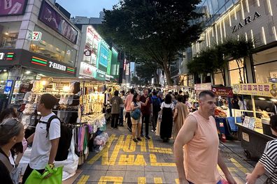 대한민국 서울 명동의 번화한 거리.