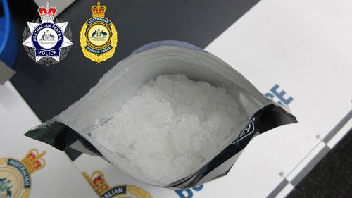 Um homem húngaro de 26 anos foi preso por tentar contrabandear 9 kg de metanfetamina no valor de mais de US$ 8 milhões para a Austrália, escondidos dentro de embalagens de pó de mirtilo.