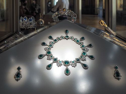 Colar e brincos do conjunto de esmeraldas da segunda esposa de Napoleão, a Imperatriz Marie-Louise, exibido no Museu do Louvre em 20 de maio de 2021.