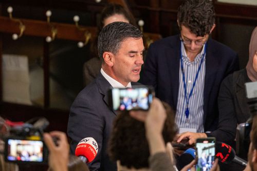 Brad Battin dirigiu-se à mídia logo após perder a liderança, dizendo que a votação não foi a seu favor, mas estava orgulhoso do papel que desempenhou. Foto de Jason Sul. 18 de novembro de 2025
