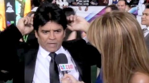 Wig malfunction: '70s TV star adjusts his toupee on camera