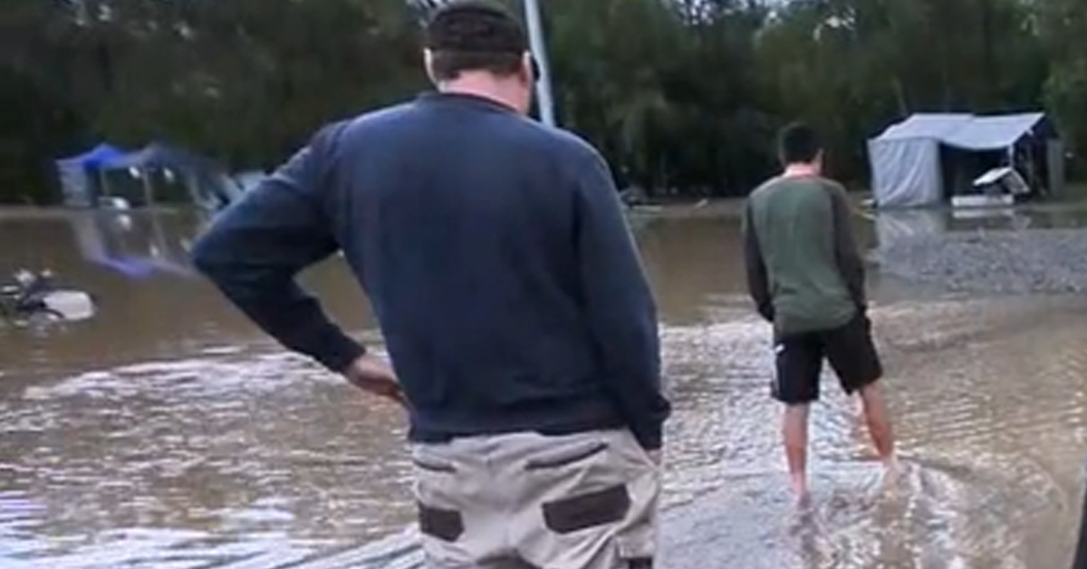 'Chaos' overnight as dangerous weather system causes flash flooding across Queensland and NSW