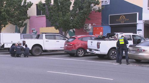 O tiroteio aconteceu fora de um café na área comercial da Borrack Square, em Altona North.