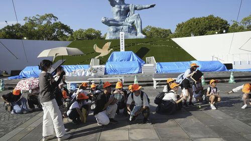 I visitatori dello squat del Peace Park durante un allarme terremoto a Nagasaki, nel Giappone occidentale, giovedì 8 agosto 2024. 