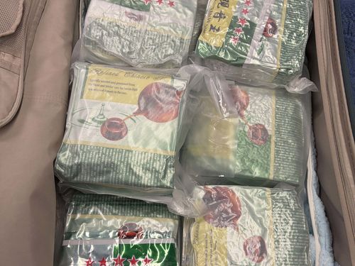 据称，澳大利亚边防部队在该女子的行李中发现了 18 个真空密封袋，标签上写着“茶”，里面装着透明的结晶物质。