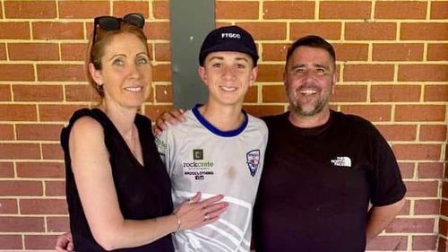 Ben Austin, de 17 anos, morreu depois de ser atingido na cabeça e no pescoço por uma bola de críquete durante um treino na noite de terça-feira.