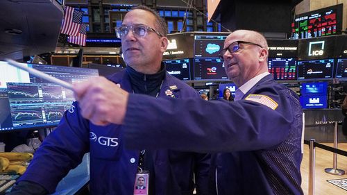 New York Borsa Salonu'nda Anthony Matesic ve Patrick Casey çalışıyor.