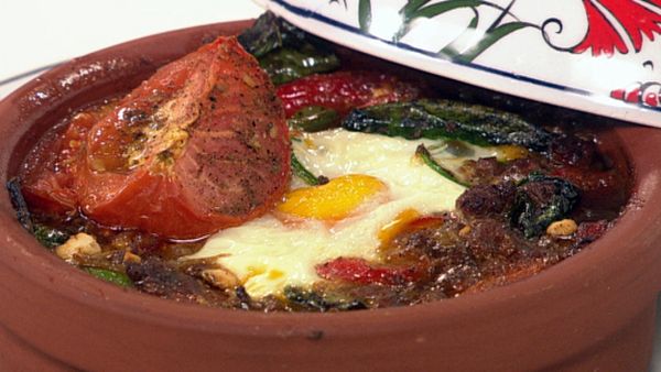 Kiymali yumurta (turkish baked eggs)