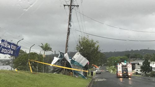 SES workers had been removing debris from roads throughout the night. (9NEWS/Sam Cucchiara)