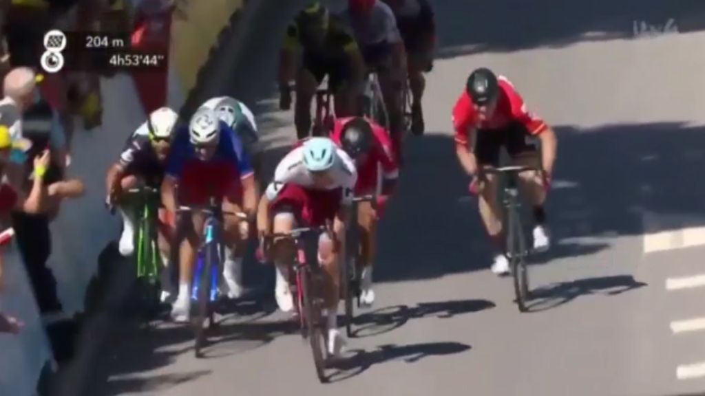 Sagan disqualified for elbow on Cavendish