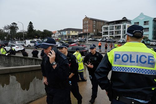 EMBARGO ATÉ 11h30 O EVENTO ESTÁ EM ANDAMENTO A polícia de NSW caminha sobre a ponte de pedestres perto do Pavilhão Bondi antes da visita do presidente israelense Isaac Herzog ao Pavilhão Bondi. Praia de Bondi, NSW. 9 de fevereiro de 2026. Foto: Kate Geraghty