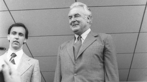 Gough Whitlam dirige-se à multidão nos degraus do Parlamento, Canberra, em 11 de novembro de 1975, com o então ministro do norte da Austrália, Paul Keating, ao lado dele.