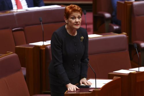 A senadora Pauline Hanson nomeia o senador David Pocock para presidente do Senado durante a abertura do 48º Parlamento no Senado na Casa do Parlamento em Canberra em 22 de julho de 2025. FEDPOL. Foto: Dominic Lorrimer