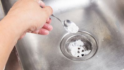 How to unclog a drain using natural ingredients 