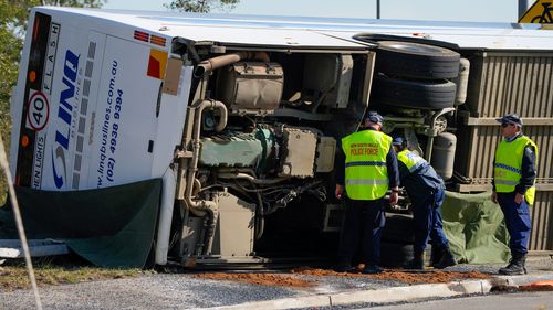 Le bus transportant les invités au mariage s'est renversé par une nuit brumeuse, tuant 10 personnes et en blessant 25.