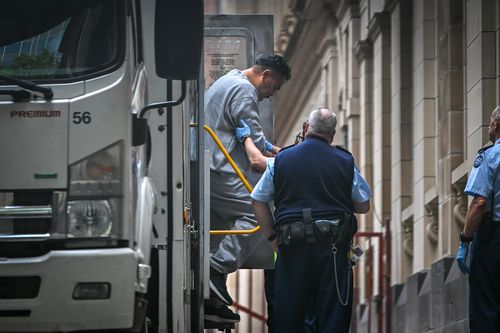 Rimoni Muliaga entra venerdì nella Corte Suprema di Victoria a Melbourne.