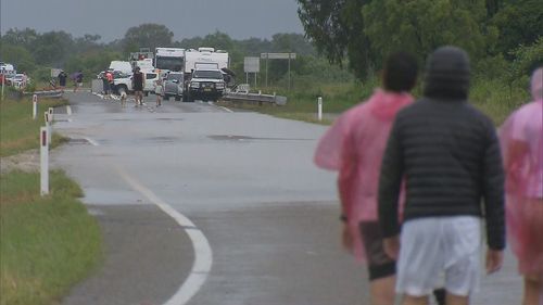 Les eaux de crue ont coupé une grande autoroute dans la région de Whitsunday, dans le Queensland.