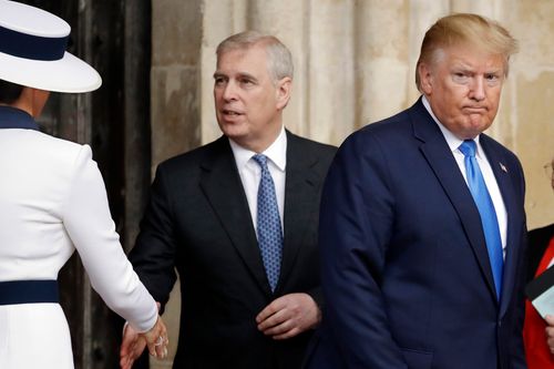 El presidente Donald Trump (derecha) y la primera dama Melania Trump (izquierda) abandonan el país acompañados por el príncipe Andrés de Gran Bretaña después de una gira por la Abadía de Westminster en Londres el 3 de junio de 2019.