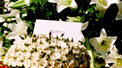 A single envelope with "Mummy" written on it sits on Princess Diana's casket. (AAP)