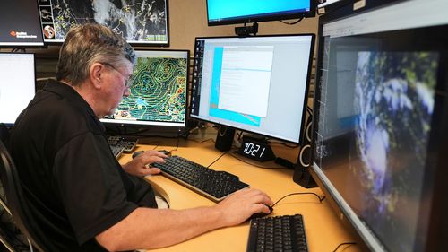 O furacão sênior Jack Bevin prepara um aviso no clima tropical Erin para o National Hurricane Center, quinta -feira, 14 de agosto de 2025 em Miami. (ABR Photo / Lynne Sladk