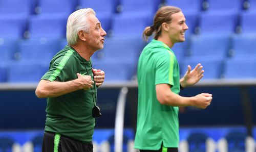 Bert van Marwijk and Jackson Irvine share a lighter moment at Socceroos training. (AAP)