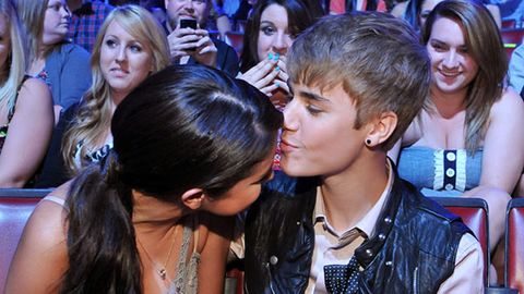 Justin and Selena snapped snogging at Teen Choice Awards