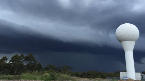 The cloud approaching BoM NSW's radar. (Twitter @benjoshep)