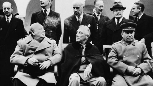 Bunicul lui Vyacheslav Nikonov (rândul din spate, al doilea din dreapta) Vyacheslav Molotov, la Conferința de la Ialta cu Winston Churchill, Franklin Roosevelt și Joseph Stalin.  (AAP)