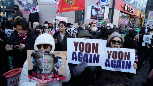 Apoiadores do ex-presidente sul-coreano Yoon Suk Yeol organizam um comício em frente ao Tribunal Distrital Central de Seul, em Seul, Coreia do Sul