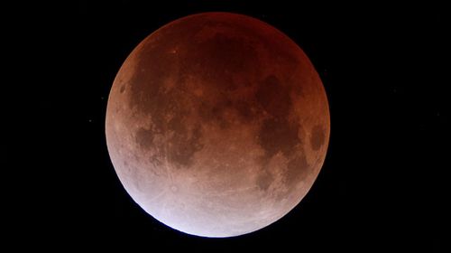 Lunar eclipse to turn the moon red