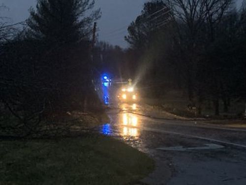 Liniile electrice și copacii erau căzuți, închizând drumul în Mount Juliet, Tennessee.