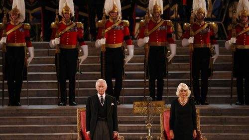 Regele Carol al III-lea și Camilla, regina consoartă, stau în fața tronurilor în Westminster Hall.  (Dan Kitwood/Pool Photo via AP)