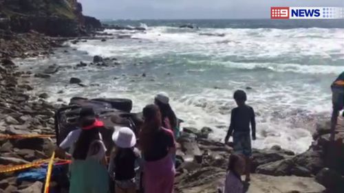 A 4WD rolled over a cliff and onto Yamba's Main Beach. (9NEWS)