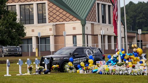 Un memoriale viene visto alla Apalachee High School dopo la sparatoria nella scuola.