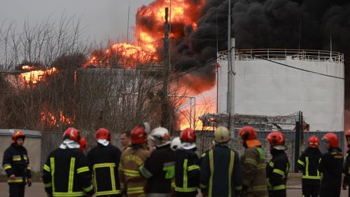 Les pompiers combattent un incendie dans une installation industrielle après une attaque militaire russe dans la région de Lviv, en Ukraine. 