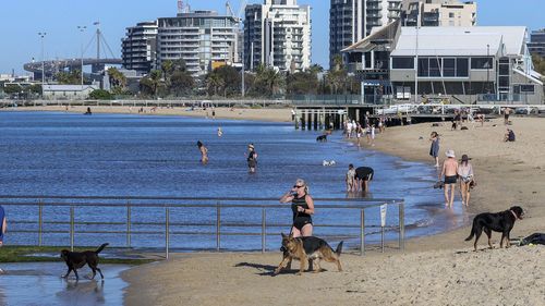 People enjoying a warm sunny morning at the Albert Park beach on an extreme hot day in Melbourne. 7 January 2026. Photo: Eddie Jim.