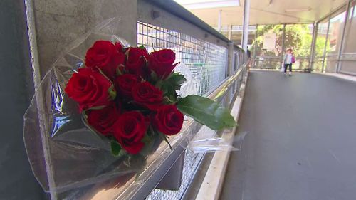 A bouquet of roses seen at Hurstville station. (9NEWS)