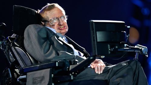     O professor de físico britânico Stephen Hawking fala durante a cerimônia de abertura para as Paraolimpíadas de 2012 em Londres.