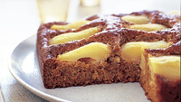 Diabetic-friendly pear and oatmeal cake