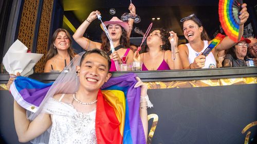 La folla si raduna a Oxford Street per la parata del Mardi Gras 2026 a Sydney.
