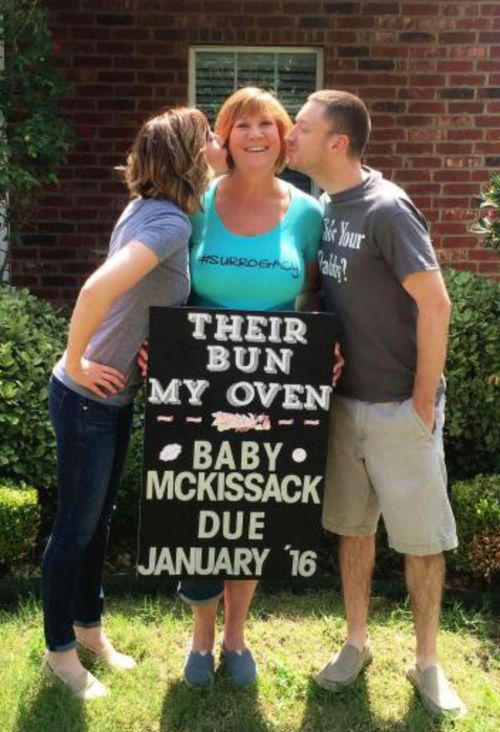 Surrogate grandmother Tracey Thompson with her daughter Kelley and partner Aaron. (Twitter)