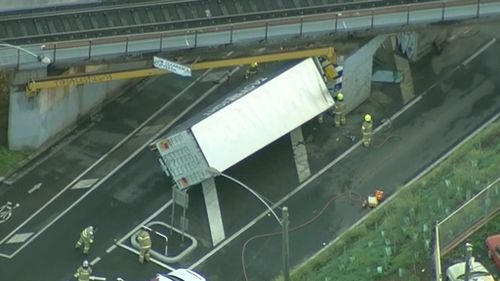 Driver freed after truck slams into Lloyd Street rail bridge in West Melbourne