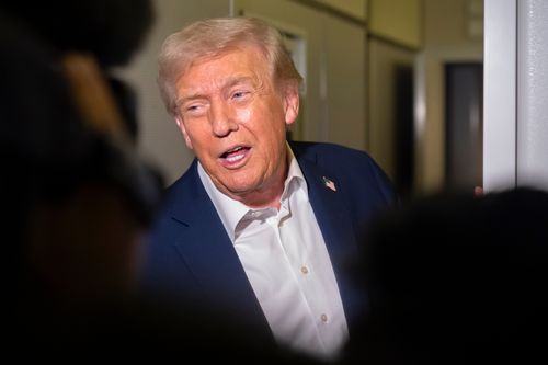 O presidente Donald Trump fala aos repórteres a bordo do Força Aérea Um a caminho da Ásia, sexta-feira, 24 de outubro de 2025. (AP Photo/Mark Schiefelbein)