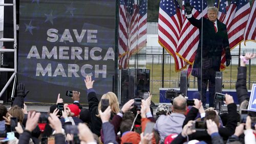 O presidente Donald Trump chega para falar em um comício em Washington em 6 de janeiro de 2021. Na segunda-feira, 10 de janeiro de 2022, os advogados do ex-presidente Trump e seus associados argumentaram no tribunal que as declarações incendiárias de Trump e outros no último dia 6 de janeiro, antes do motim no Capitólio, foram discurso protegido e em conformidade com seus deveres oficiais. 